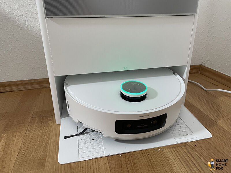 Die Reinigungsstation des Dreame Aqua10 spült die Walze nach dem Reinigungsvorgang.